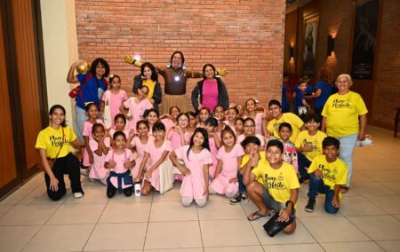 Projeto ‘A Escola Vai ao Teatro’ leva magia e aprendizado para milhares de crianças, em Manaus